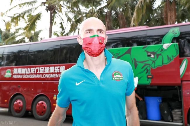 尽管阿劳霍可能会与巴萨续约，但拜仁明夏似乎仍有一点机会，阿劳霍一直都是图赫尔和弗罗因德的理想新援人选。